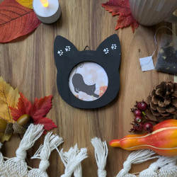 Cadre “Chat noir & Automne hygge”, lumière – Illustration à l’aquarelle, création artisanale | Tribu de chats